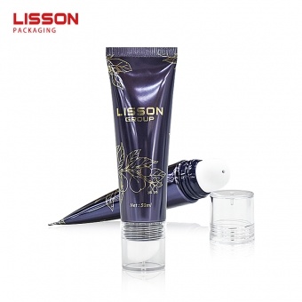 Tube cosmétique avec applicateur de massage en céramique