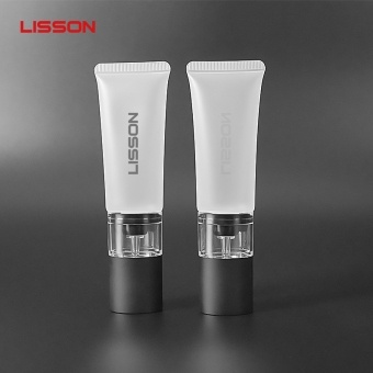 Tube à buse en plastique avec applicateur à pinceau