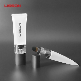 Tube de buse avec brosse