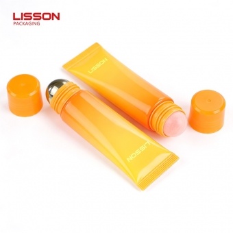 Tube en plastique souple avec bille en acier inoxydable