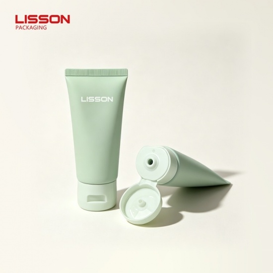 Tube cosmétique souple en PE avec bouchon à charnière coudé en PP