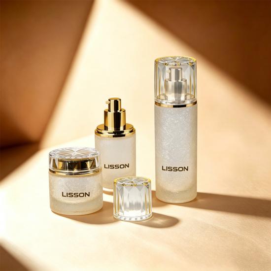 Ensemble de flacons en verre pour soins de la peau avec accents dorés
