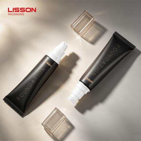 Tube airless pour fond de teint en ABL noir mat avec capuchon carré