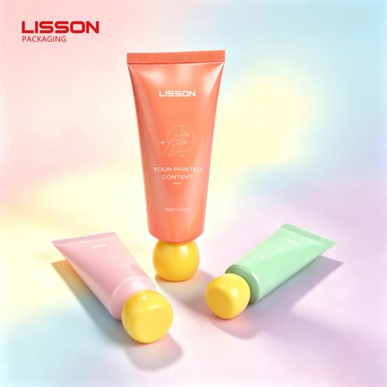 Tube cosmétique à embout avec bouchon à vis bombé